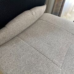 ②ニトリ　オフィスチェア　肘無し　昇降機能付き　背当てクッション付きの画像