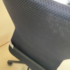 ②ニトリ　オフィスチェア　肘無し　昇降機能付き　背当てクッション付きの画像