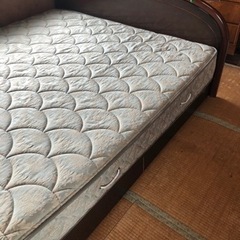 クイーンサイズベッド