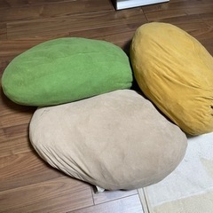 ニトリ　モチモチクッション3つ
