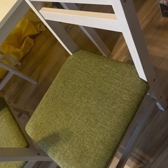 緊急】テーブルと椅子3個セットの画像