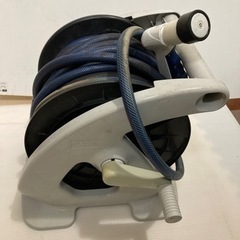 給水ホースリール30mとプランター、カゴ4つ