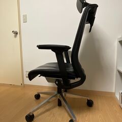 シンクチェア（Steelcase）アームレスト付・ヘッドレスト付・革張　オフィスチェアの画像