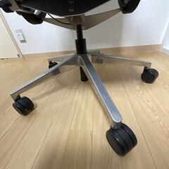 シンクチェア（Steelcase）アームレスト付・ヘッドレスト付・革張　オフィスチェアの画像