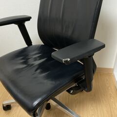 シンクチェア（Steelcase）アームレスト付・ヘッドレスト付・革張　オフィスチェアの画像