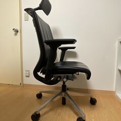 シンクチェア（Steelcase）アームレスト付・ヘッドレスト付・革張　オフィスチェアの画像
