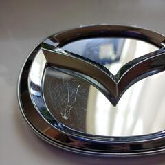 ②マツダ光るエンブレムの画像