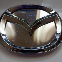 ②マツダ光るエンブレムの画像