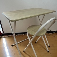 テーブルとチェアセット