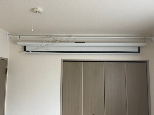 電動スクリーン　たぶん100インチ　突っ張り棒セット10000円→8000円