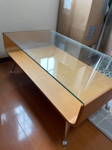 シンプルなガラステーブルです。