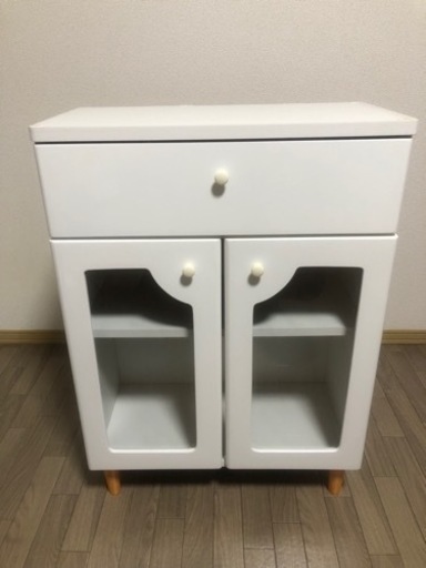 艶あり　ホワイト　食器棚として利用してました