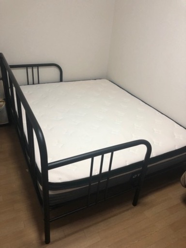 クイーンサイズベッド