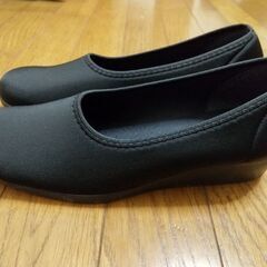 ゆったり４Eストレッチ撥水パンプス 24cm
