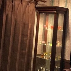 ヨーロピアン家具　キャビネット　ライトつき