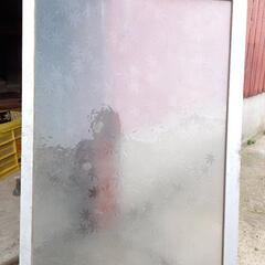 アルミサッシ窓　ガラスあり　網戸あります