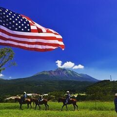 高千穂牧場内での乗馬コーナーでお仕事の画像
