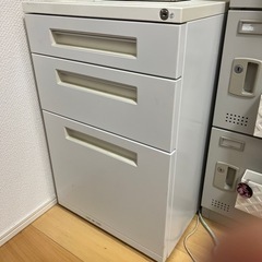 鍵付きキャビネット