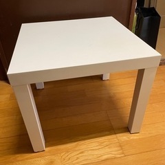 ミニオンの風船、IKEA白いテーブル、自転車の画像