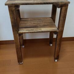 ベッドサイドテーブル