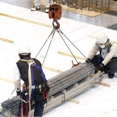 工場内の玉掛け作業　玉掛け作業補助　天井クレーン運転士