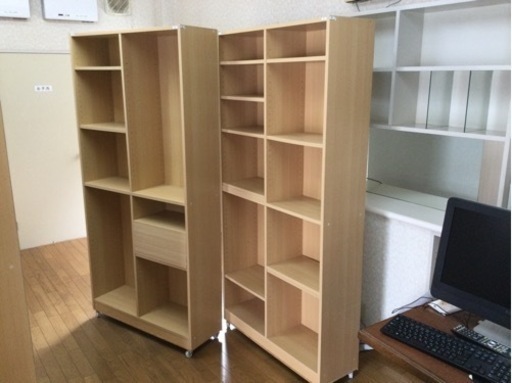 キャスター付き本棚、後ろ面に白い化粧板を付けてますので、間仕切りで使えまっす。4本8000円