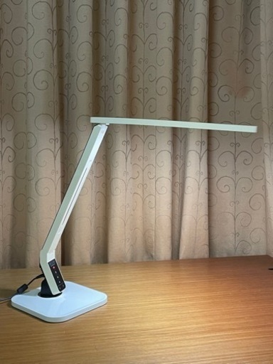コスモテクノ　LED デスクスタンドライト　オマケにプラスチック衣装3段引き出し差し上げます