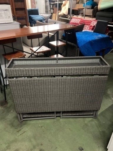 プランターボックス付きの折りたたみテーブルと折りたたみチェア