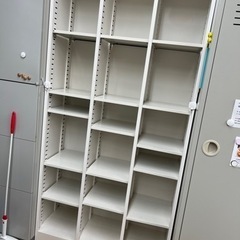 事務ロッカー  棚の画像