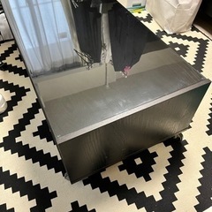 IKEAで購入したガラステーブル