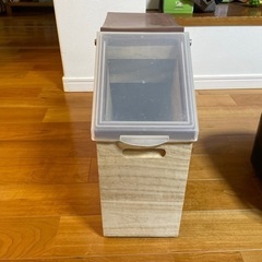 IRIS OHYAMA 炊飯器　5.5合　米びつセットの画像