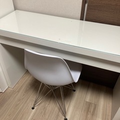 IKEA  イケア  MALM  マルム  ドレッサー  化粧台　イームズチェアの画像