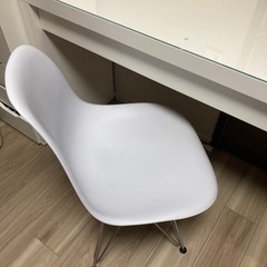 IKEA  イケア  MALM  マルム  ドレッサー  化粧台　イームズチェアの画像