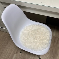 IKEA  イケア  MALM  マルム  ドレッサー  化粧台　イームズチェアの画像