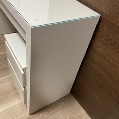 IKEA  イケア  MALM  マルム  ドレッサー  化粧台　イームズチェアの画像
