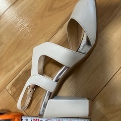 ハイヒル　サンダル、
23.5 cm EEの画像