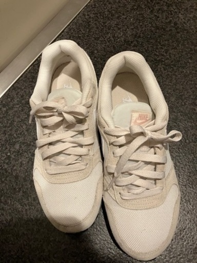 NIKE 白スニーカー23.5