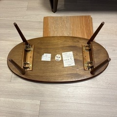 楕円テーブルの画像