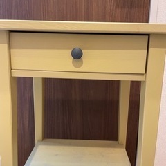 IKEAのサイドテーブルの画像