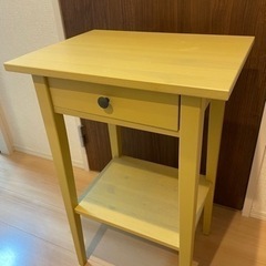 IKEAのサイドテーブルの画像