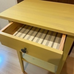 IKEAのサイドテーブルの画像