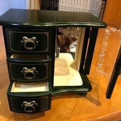 ブリティッシュグリーンの地色、金色の金具・装飾ラインのオルゴール付き宝石箱、売りますの画像