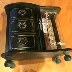 ブリティッシュグリーンの地色、金色の金具・装飾ラインのオルゴール付き宝石箱、売りますの画像