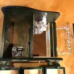 ブリティッシュグリーンの地色、金色の金具・装飾ラインのオルゴール付き宝石箱、売りますの画像