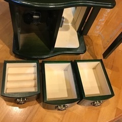 ブリティッシュグリーンの地色、金色の金具・装飾ラインのオルゴール付き宝石箱、売りますの画像