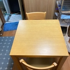 木製テーブルの画像