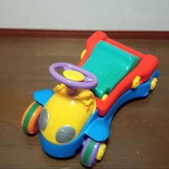 コンビカー　子ども　乗る　車　足蹴り