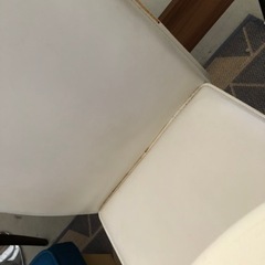 白い丸テーブルと椅子2脚のセットの画像