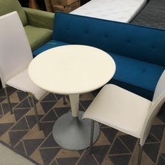 白い丸テーブルと椅子2脚のセットの画像