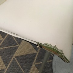 白い丸テーブルと椅子2脚のセットの画像